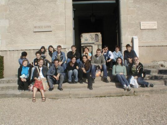 Le groupe de Dickinson devant le musée Goya